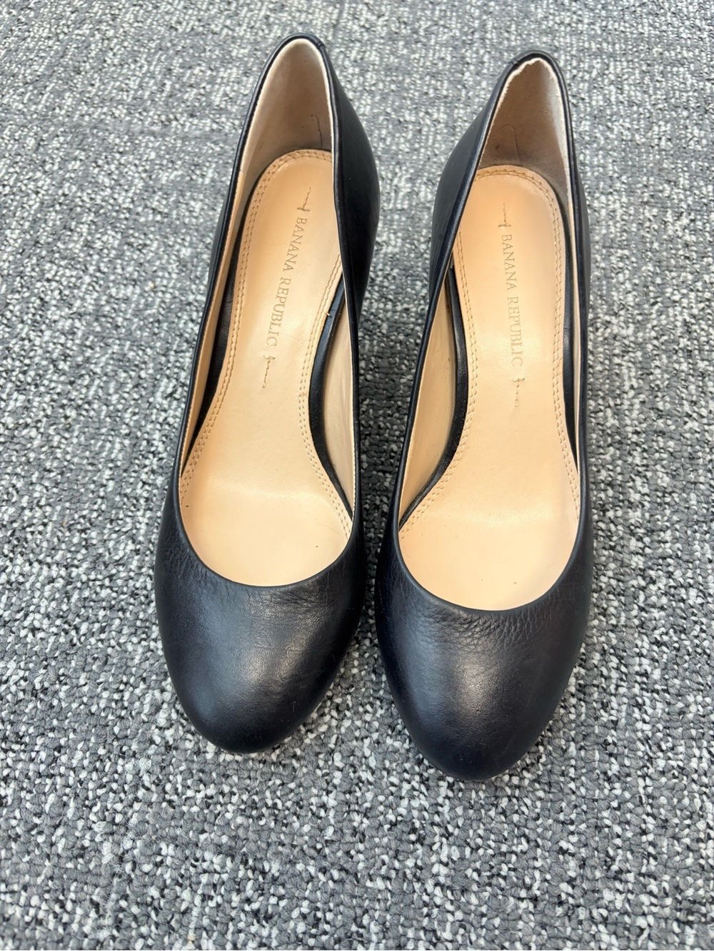 Banana Republic Black Leather Round-Toe Pumps - Picture 4 of 7